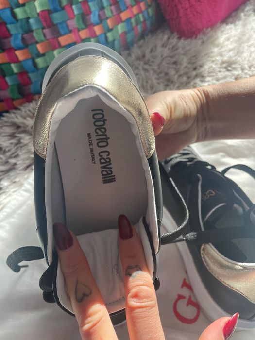 Adidași negri marca Roberto Cavalli în stare foarte bună de vânzare.