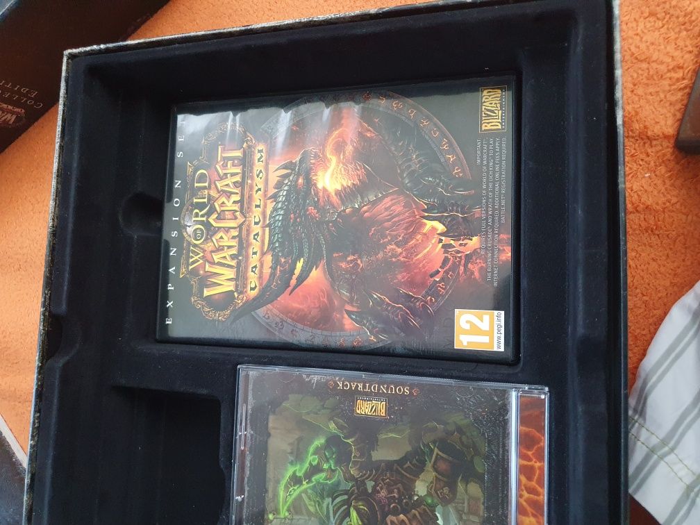 Vând 2 jocuri world of warcraft de colecție