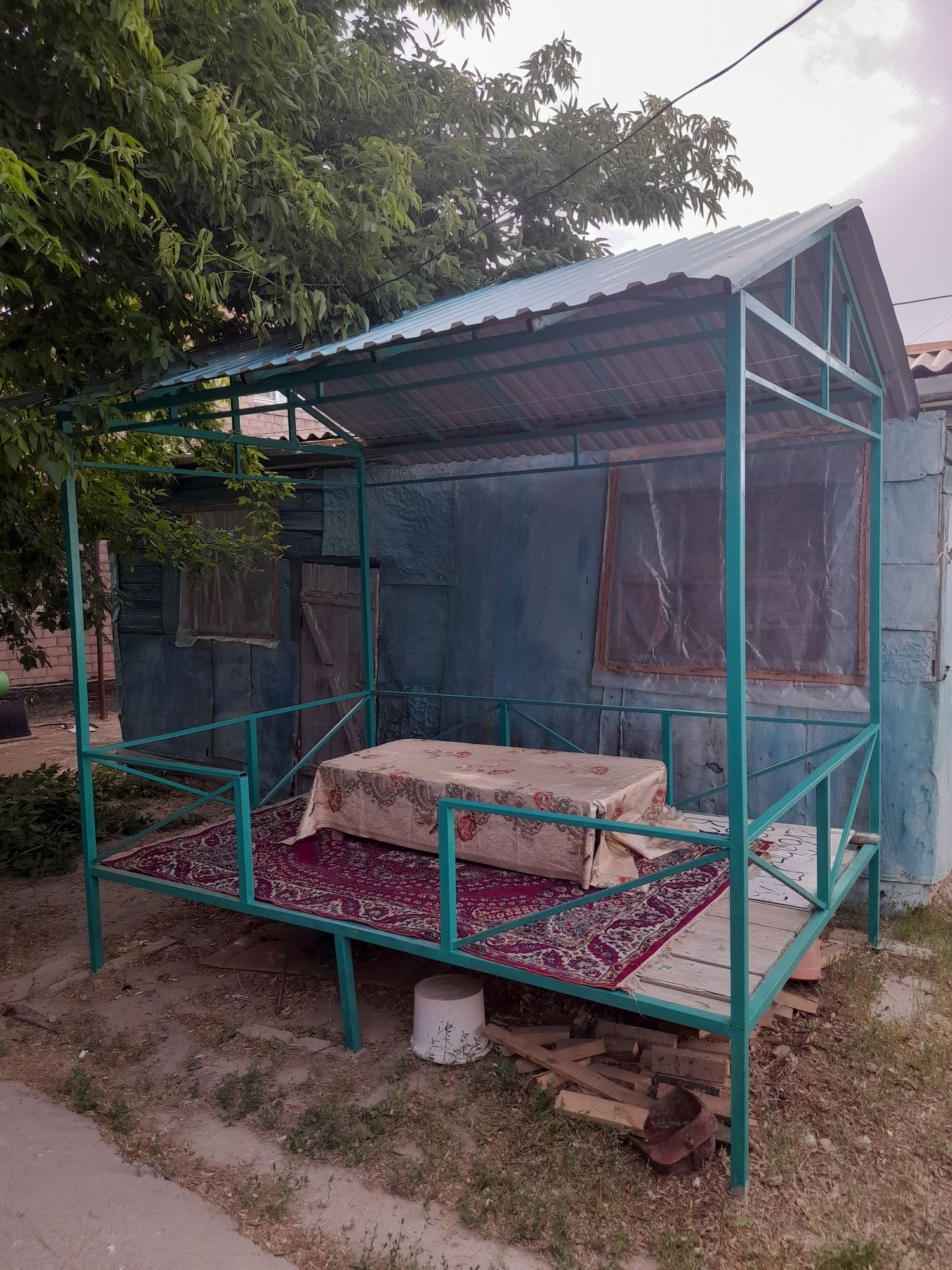 Продам беседку с крышей