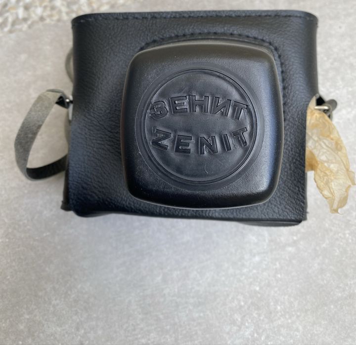 Продавам чисто нов фотоапарат Zenit ET + обектив Helios 44M