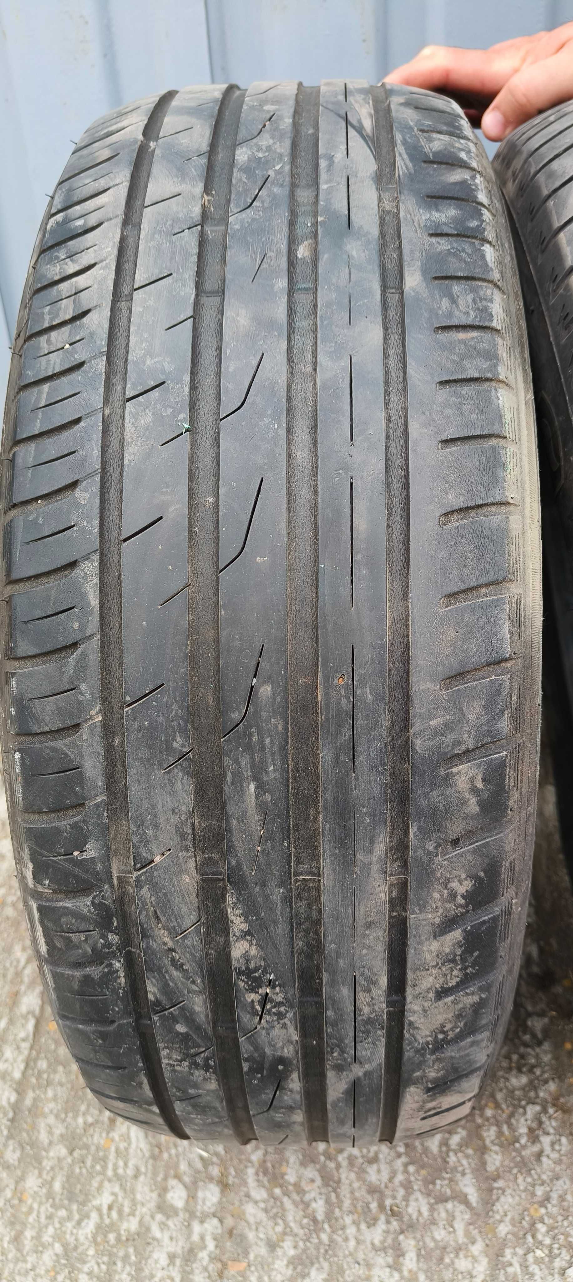 Vand 4 cauciucuri 215/60R17 (2 buc toyo si 2 buc firestone)