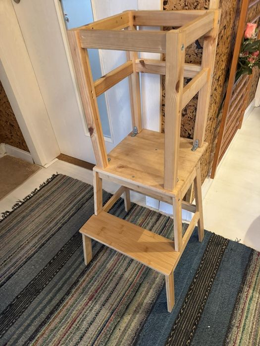 Помощна монтесори кула за малко дете