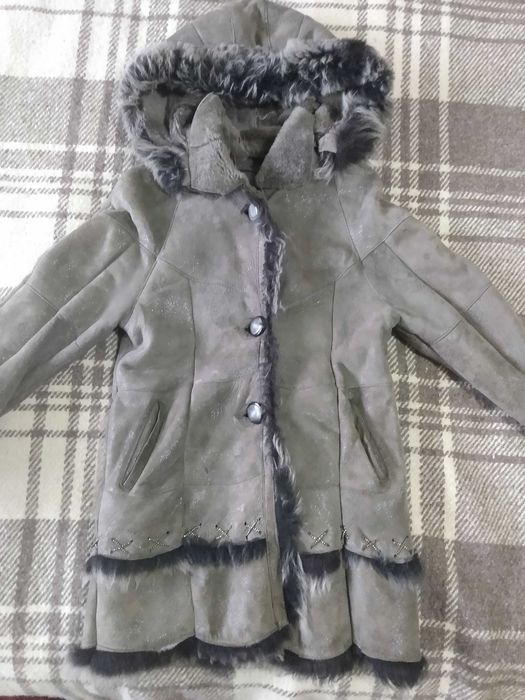 Детски кожух от естествена кожа за момиче .