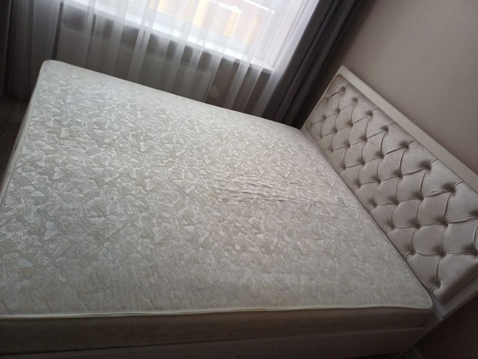 Продам кровать двухспальную с матрасом
