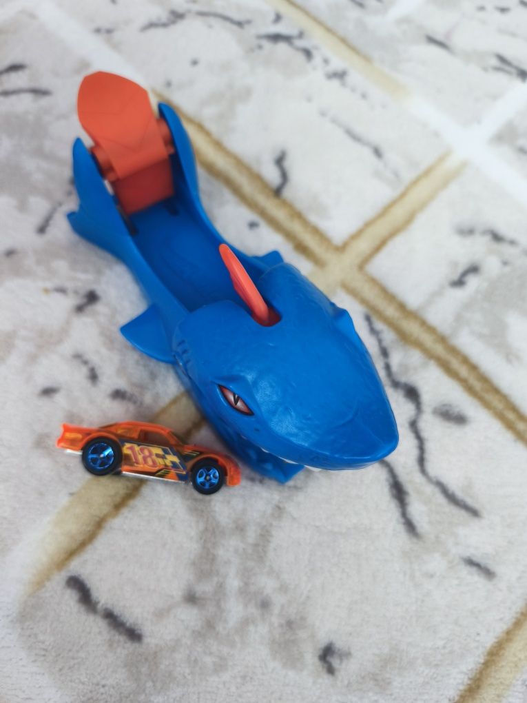Изстрелвачка-Акула на "Hot wheels" с количка "Stockar"