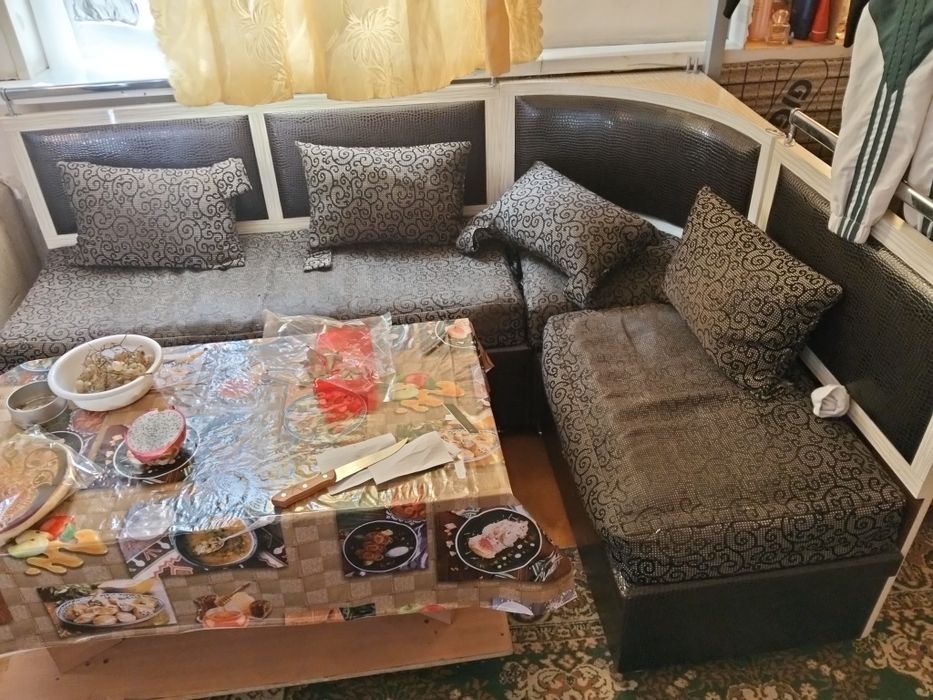 Qizlar va ayollar uchun yotoq joy.