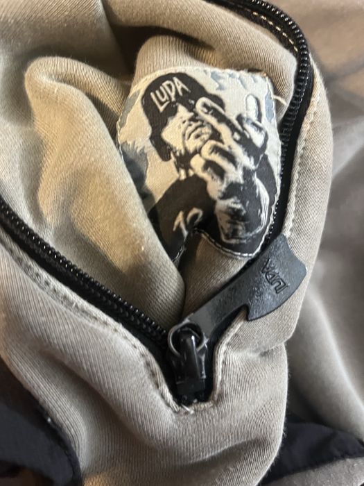 Рядък панталон на Luda