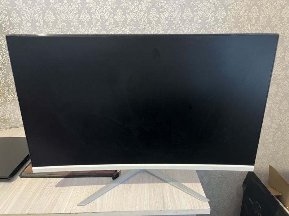 монитор 24” (изогнутый, белый, Full HD)