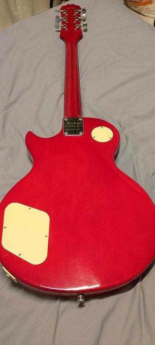 Продавам перфектна електрическа китара Epiphone Les Paul 100.