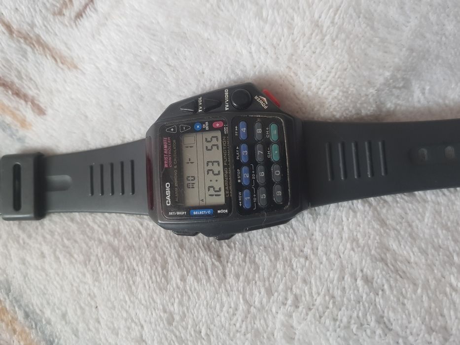 Ceasul digital CASIO CMD-40 1174 este perfect pentru orice outfit dato