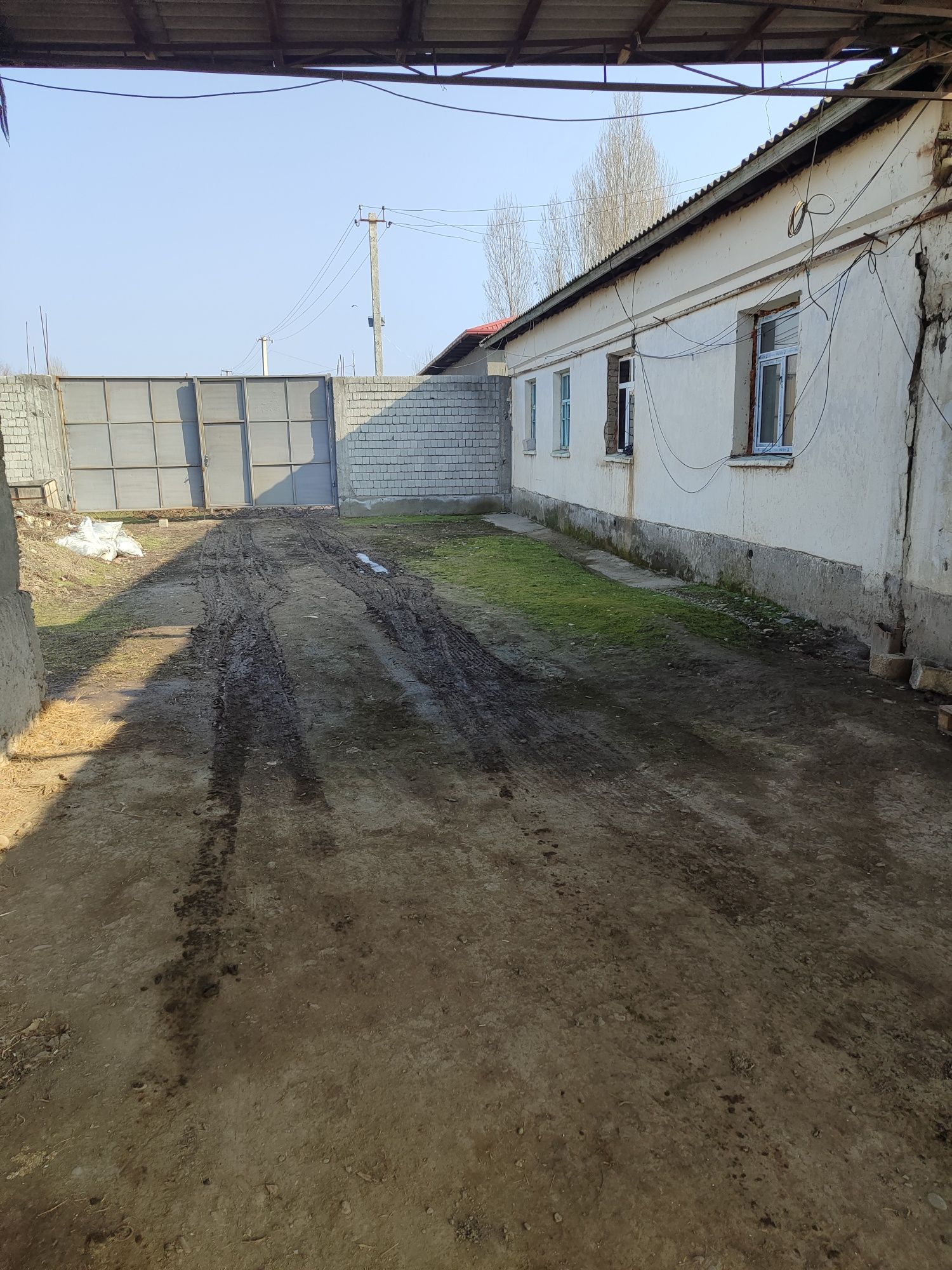 Йер сотилади срочна 50 сотик. Сотиги 6000 $ дан.