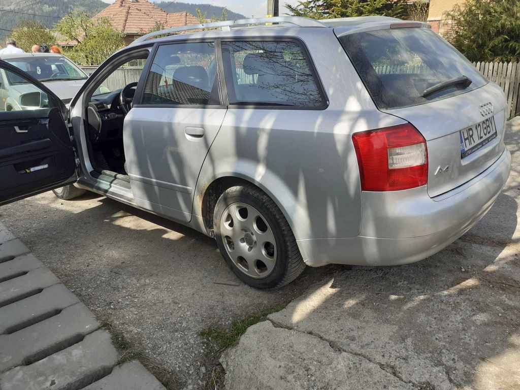 Vând Audi A4 B7 2004 pentru detalii lin privat