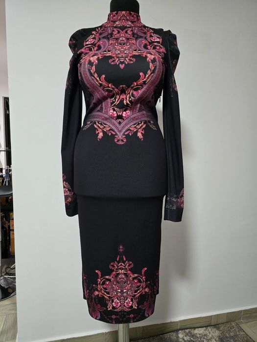 Rochie cu mâneci raglan bufante, cu forme feminine, in tonuri de rosu