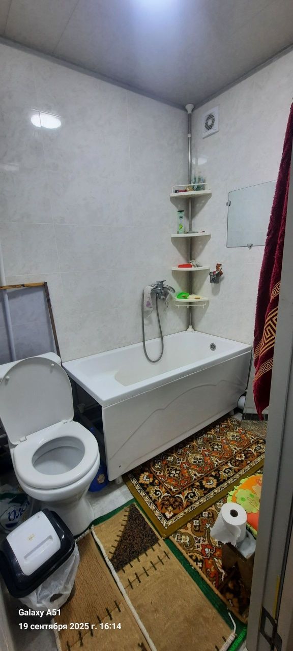 Продаётся 2 ком кв в чирчике 2 мкн 4 этаж  около канечки