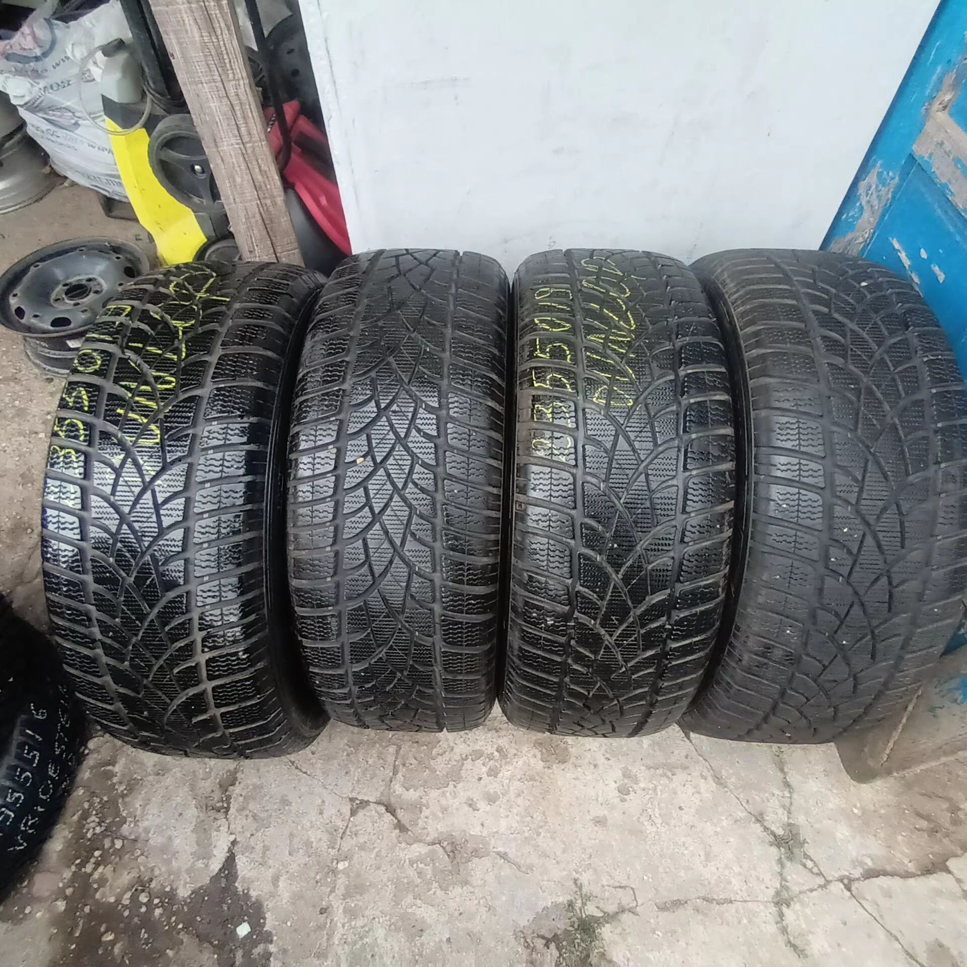 235 50 19 DUNLOP 4броя зимни