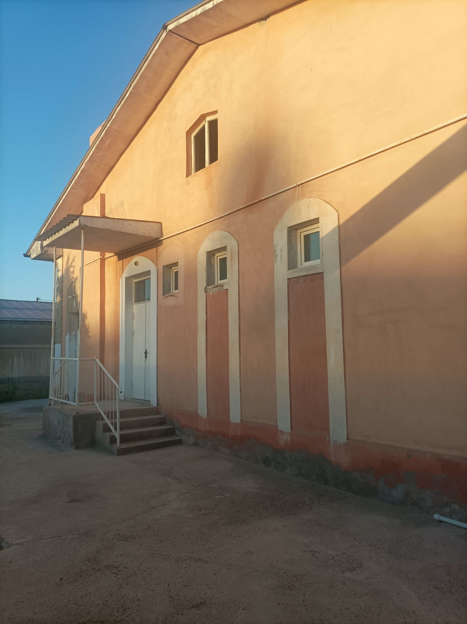 Sardoba ko'chasidan kottedj sotiladi krediti yopilgan