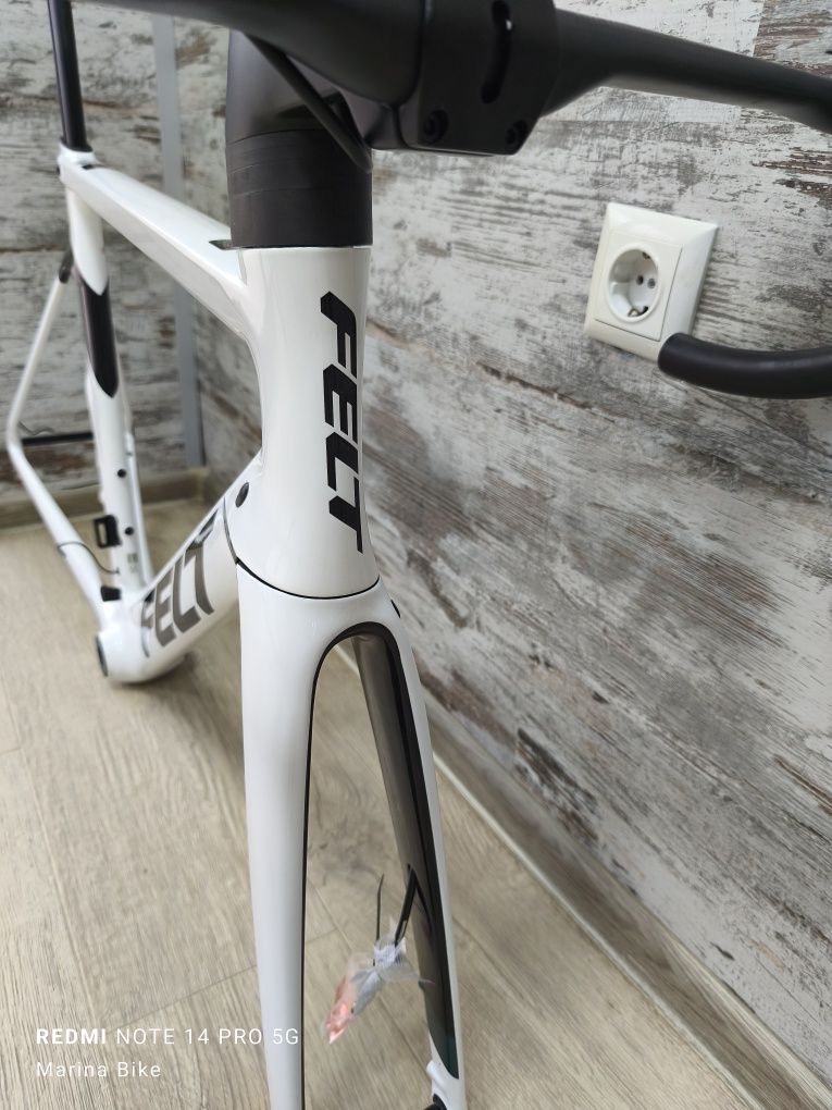 НОВА аеро карбонова шосейна рамка FELT AR Disc