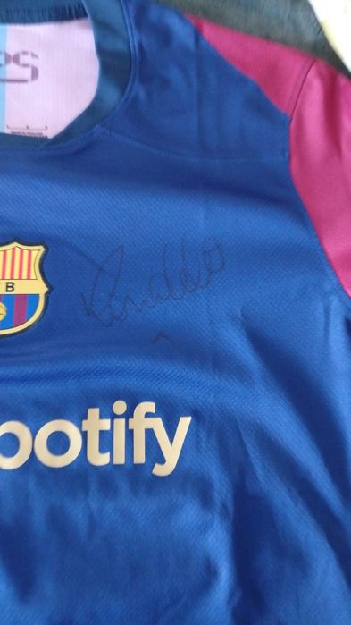 Vând un tricou al echipei Barcelona ,semnat de  Rivaldo și Ronaldo