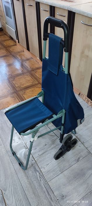 Сумка-тележка и стул для пожилых людей в идеальном состоянии