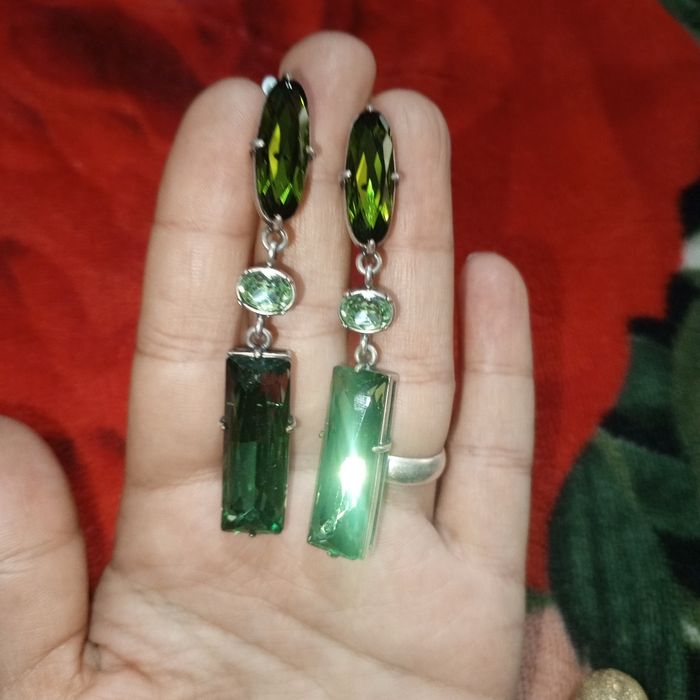 Kumush zrak kuk toshli