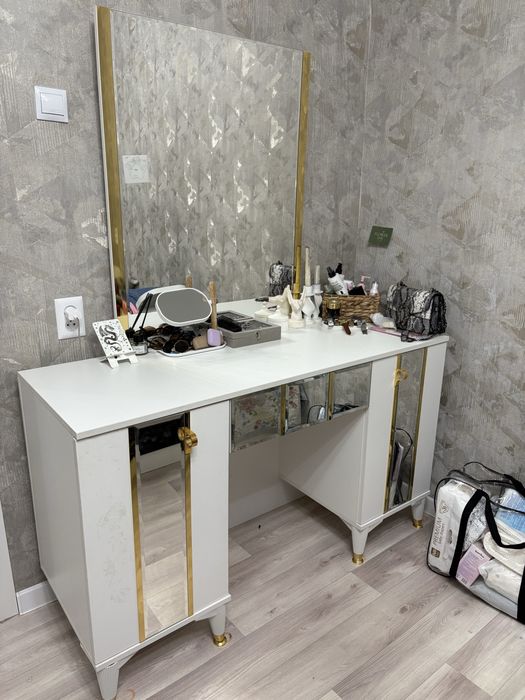 Продам комод-туалетный столик