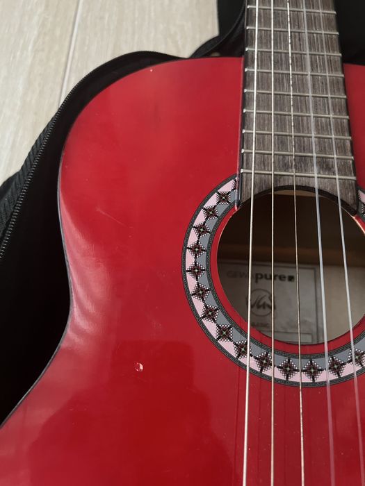 Vând chitară rosie. Urgent