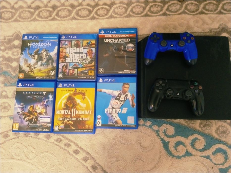 PlayStation 4 Состаяние отличное всё роботает