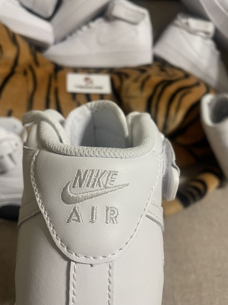 Nike Air Force 1 Mid Triple White