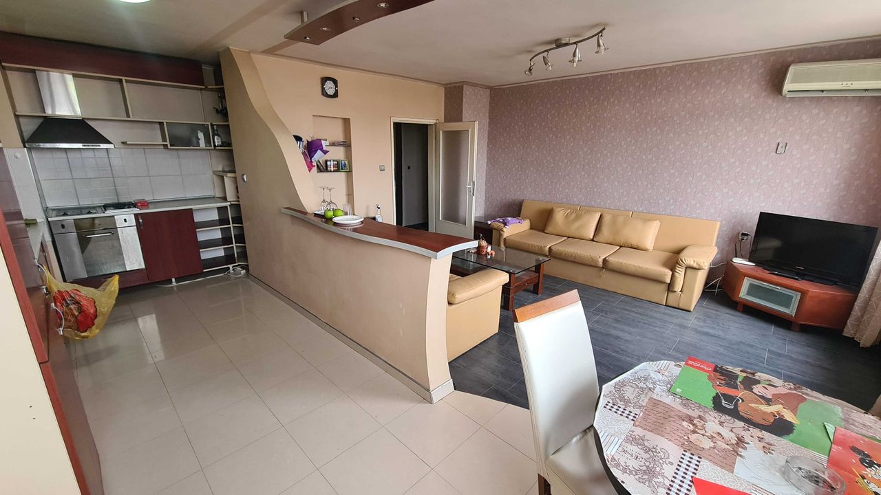Продава се Тристаен апартамент в Разград, Освобождение - 100 кв.м за 985 €/кв.м - Снимка #1