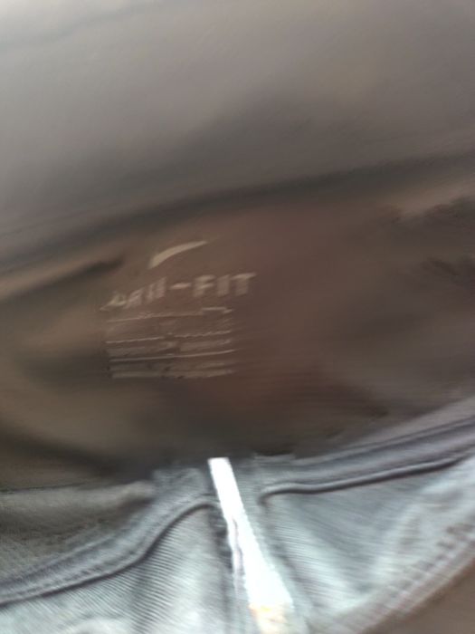 Продавам долнище на Nike tech  и горно на Nike  дрехите са запазени  .