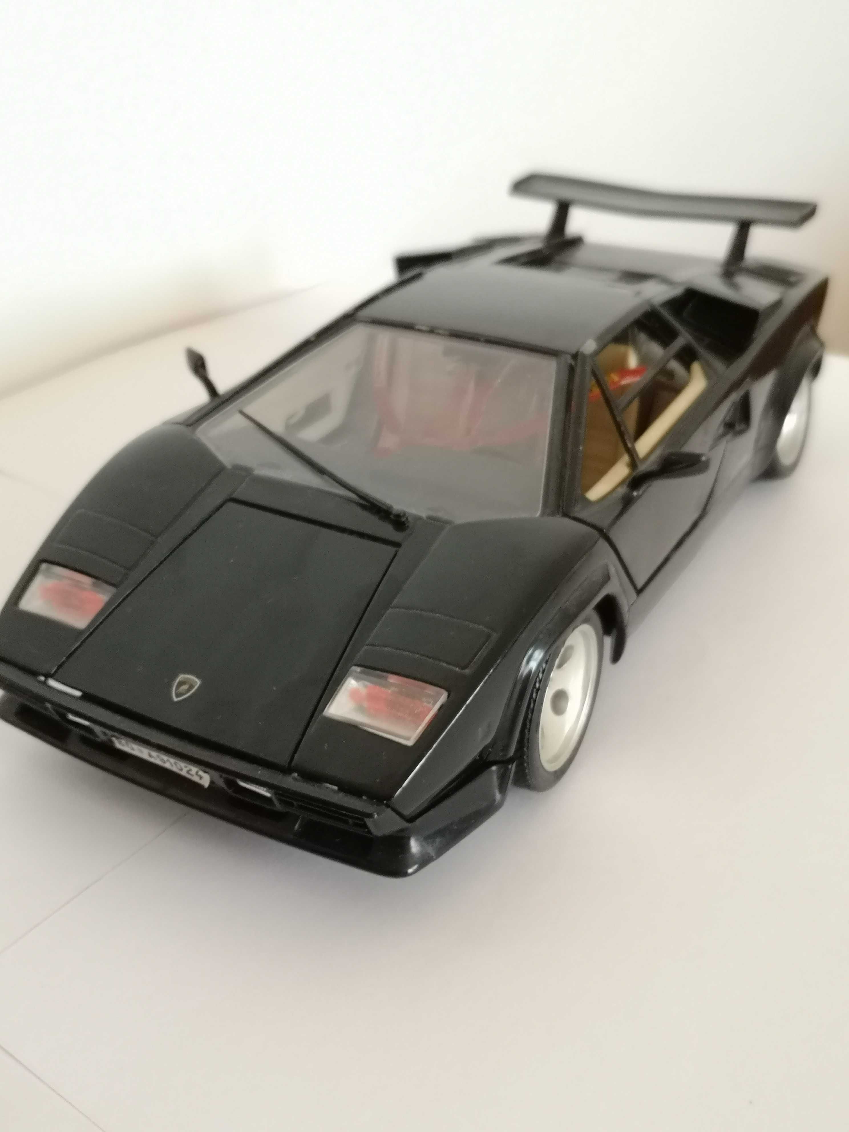 Macheta Lamborghini Countach scara 1:18 Bburago