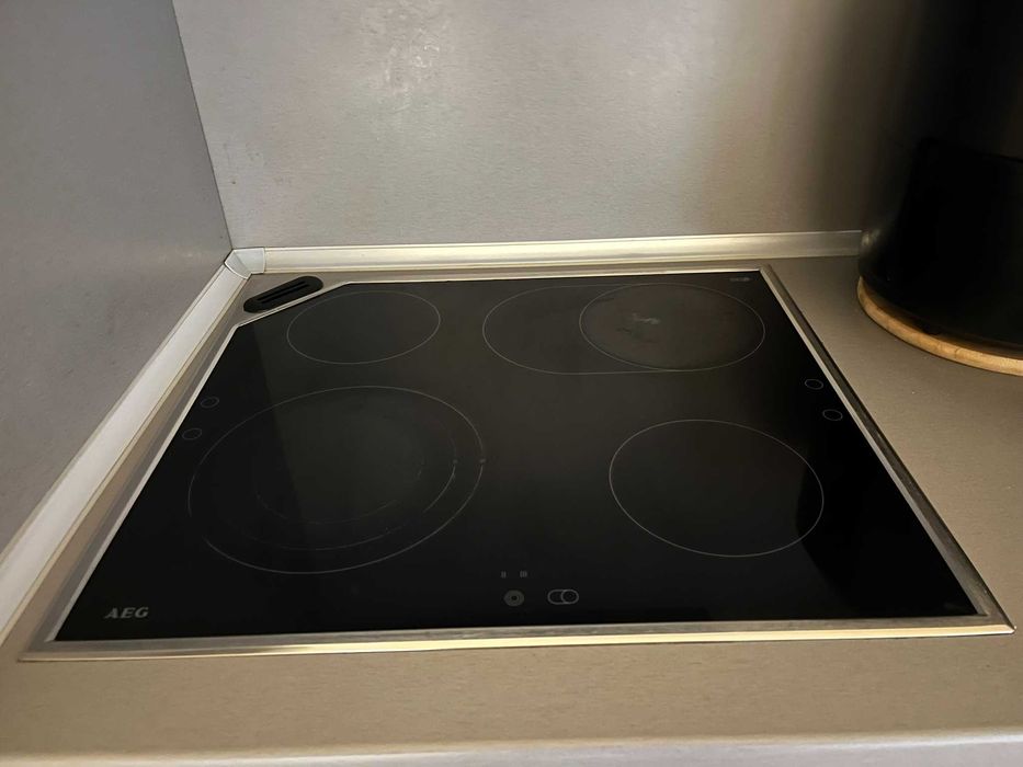 Продавам готварска печка за вграждане AEG с плот. Прочети описанието.