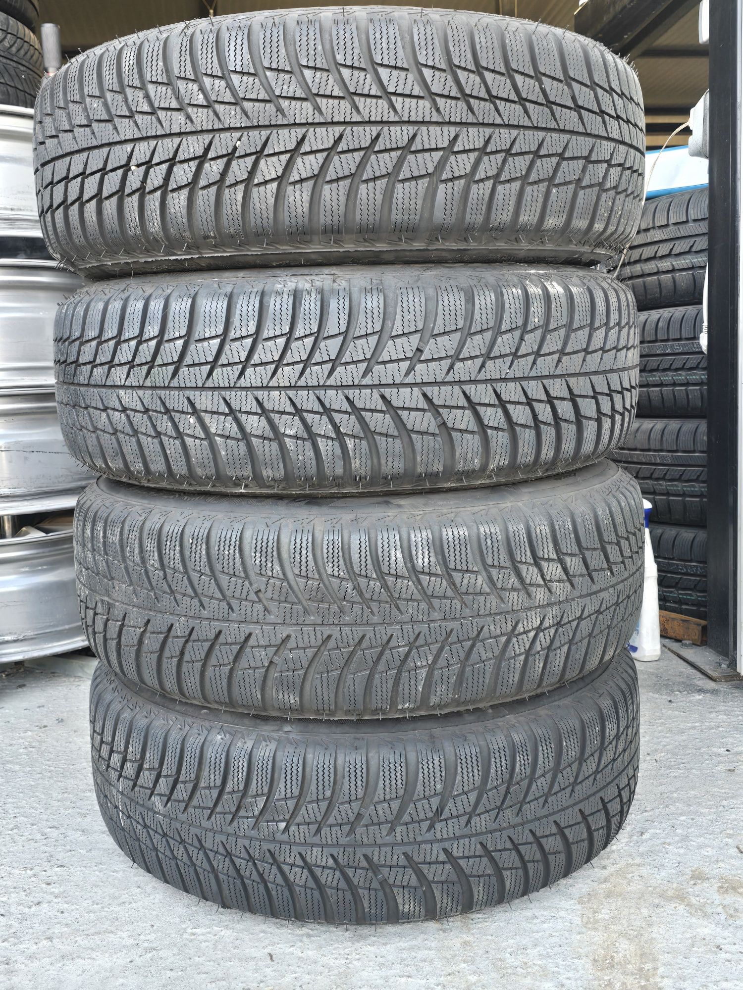 4 Броя 215/65/17 Bridgestone 2x7,8mm 2x6,5mm