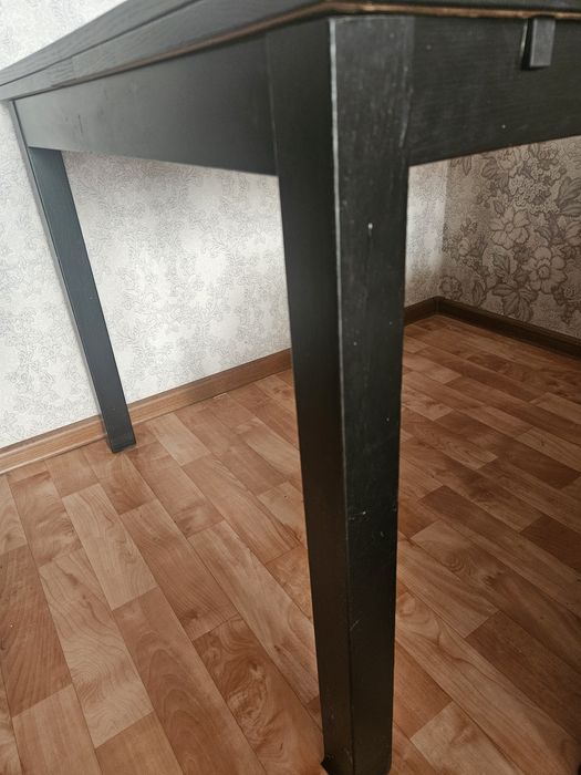 Продам стол  квадратный