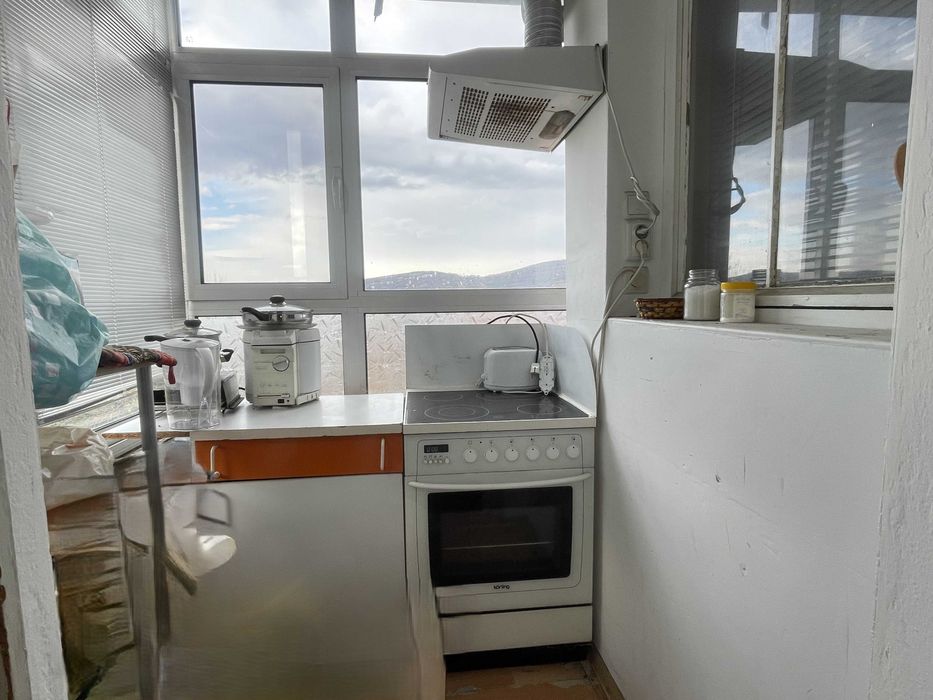 Продава се просторен апартамент - кв. Стефановци