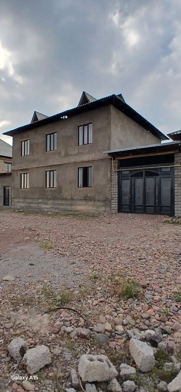 Yangi deska 2 qavat 8 xonali uy