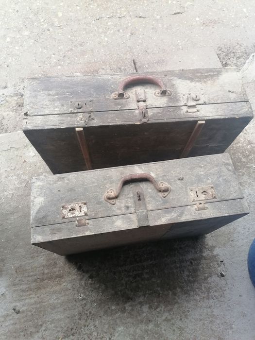 Vând 2 valiză de armata