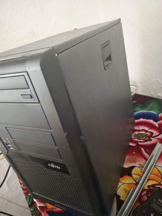 Vând calculator Folosit puțin