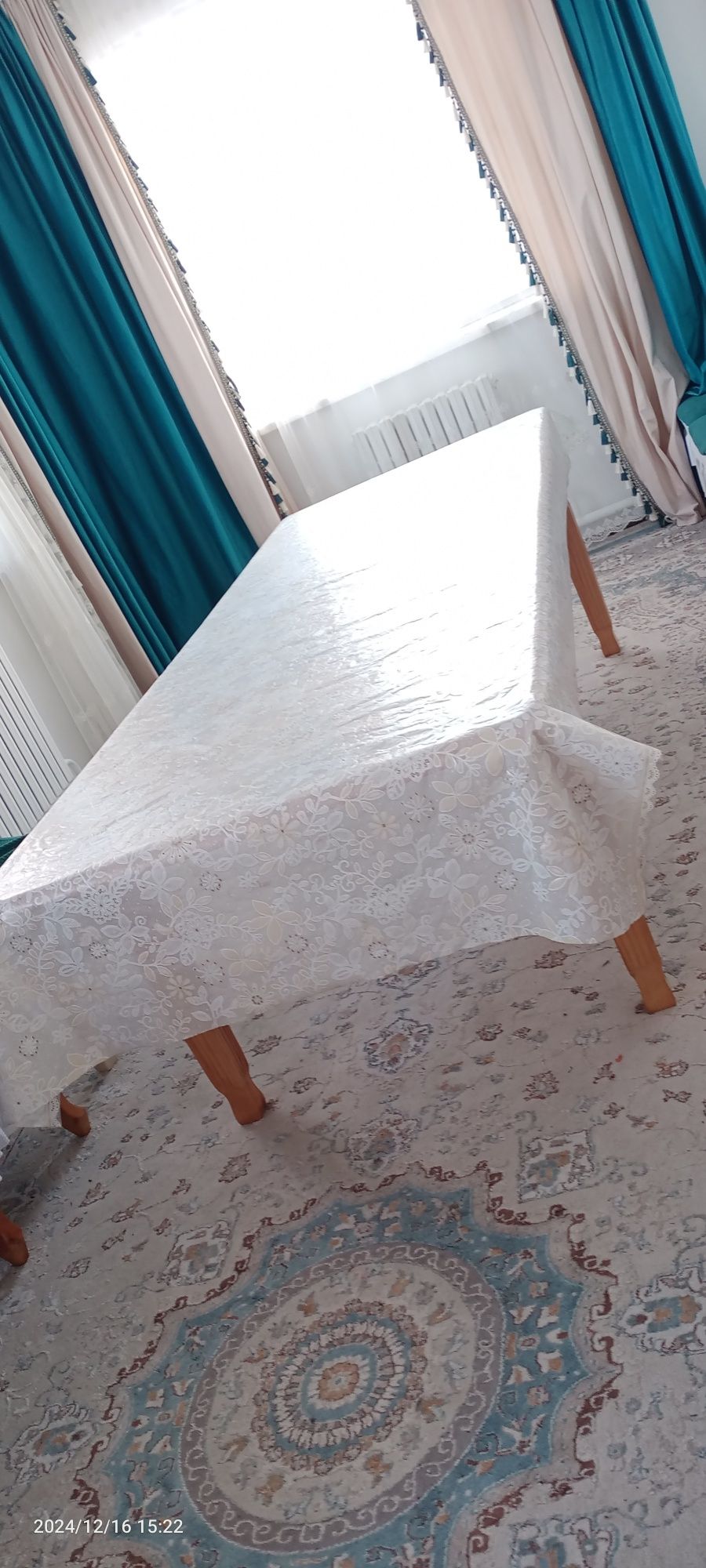 Стол для гостинной