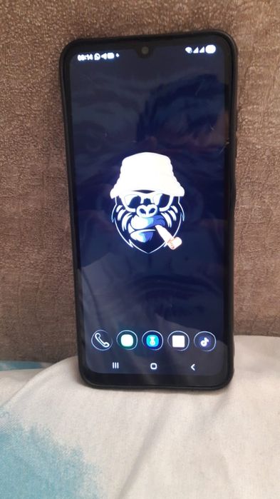 Продам телефон есть повреждения