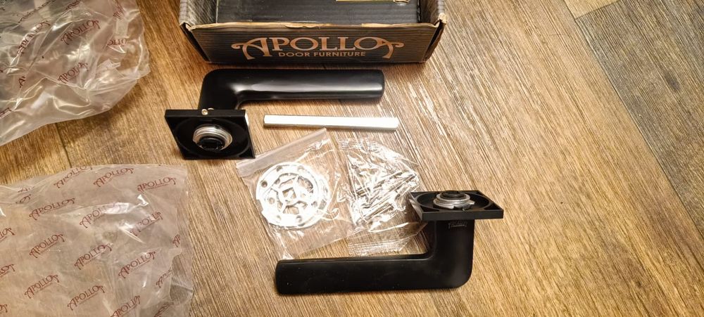 Дверная ручка металлическая