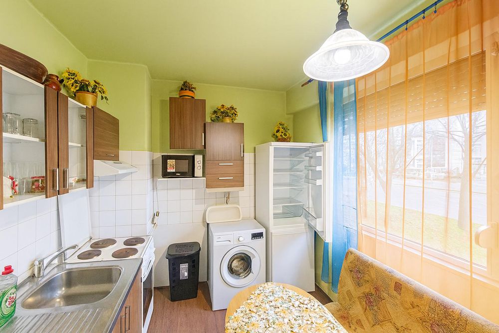 Дава се под наем Тристаен апартамент в Пловдив, Изгрев - 76 кв.м за 304.98 € - Снимка #1