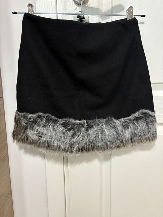 Черна пола с пух