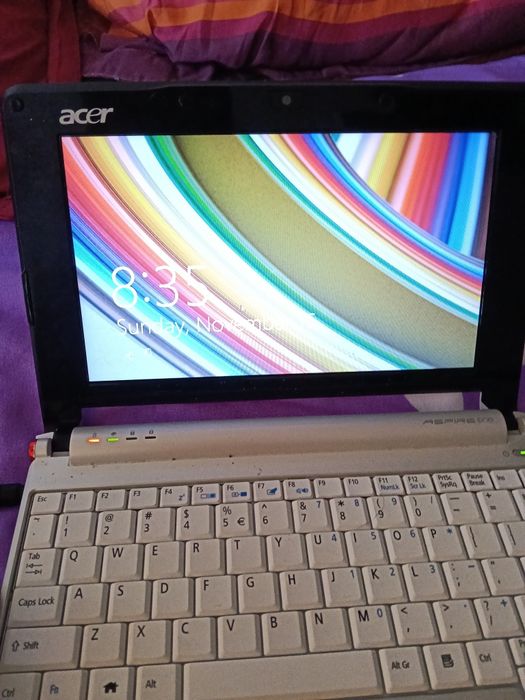 Vand laptop alb în stare perfecta