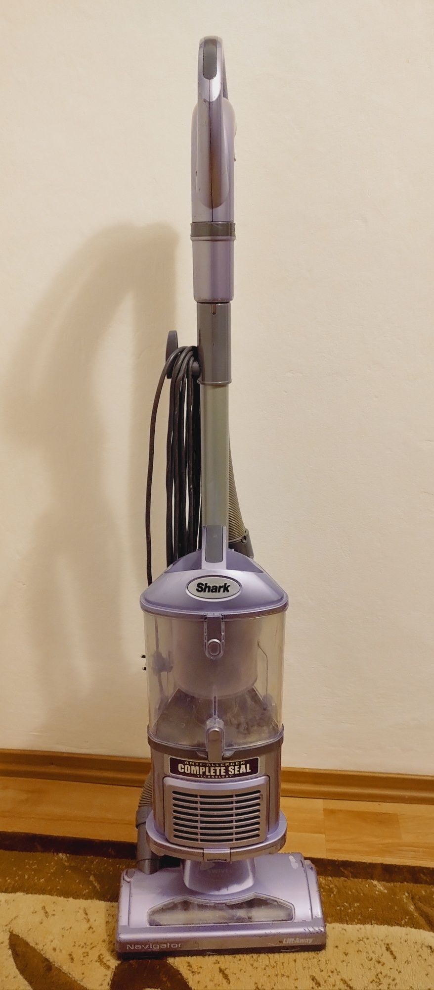 Aspirator SHARK fara sac 1200W, vertical, cu fir, adus din UK