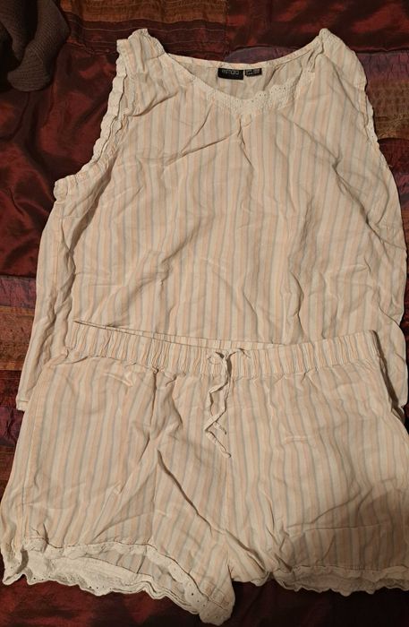 Donez doua fuste si o pijama, mar 40-42