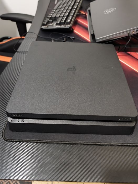 ПРОДАВАМ playstation 4  +2 джойстика +24 диска за повече инф на лично