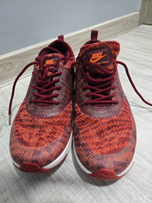 Маратонки NIKE..