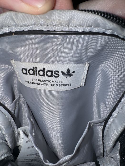 •	Чантичка Adidas crossbody оригинална – отлично състояние