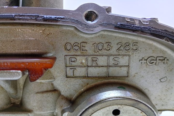 Capac  chiuloasa cu axe 06E103285 Audi A6 4F/C6 (facelift) seria